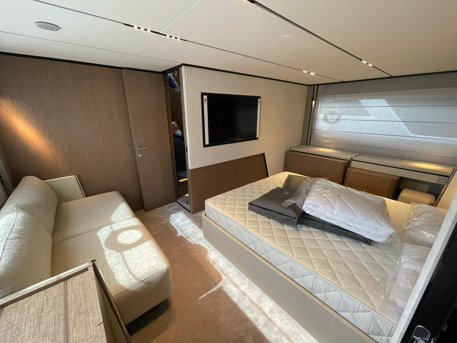 2021 FERRETTI YACHTS 720 